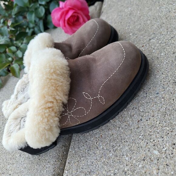 UGG Nubuck Leather Sheepskin Blossom Clogs Mules Size 9 Dark Brown 5464 - Picture 7 of 10